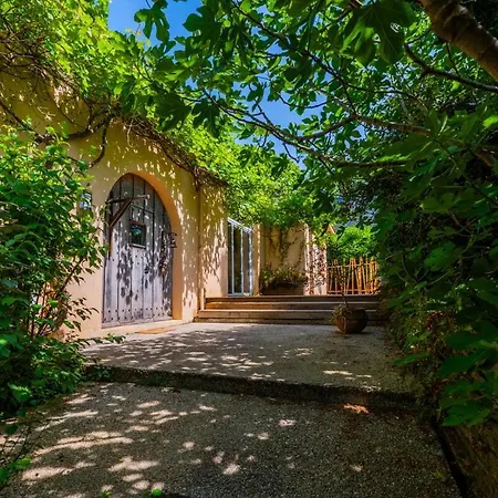 Villa De La Plume